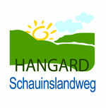 Anzeigenmotiv Premiumwanderweg Brunnenpfad Hangard, Bildmitte: Foto mit Wanderern auf Aussichts-Anhöhe mit Blick auf das Dorf, rechts unten Foto mit Mann und Frau an Dorfbrunnen, Logo rechts oben: HANGARD Brunnenpfad; Hangarder Brunnenpfad, Zertifiziert