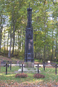 Stummscher Friedhof, Säule mit eisernen Kreuzen  / © Rosar