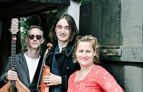 Eine Frau und zwei Männer mit Instrumenten