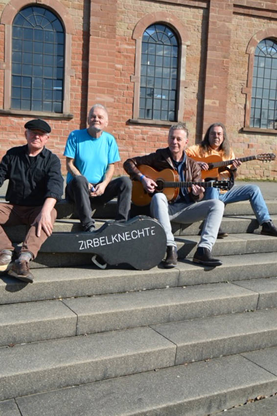 Vier Männer vor historischem Gebäude