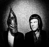 Mann mit Maske und Mann mit Mofahelm