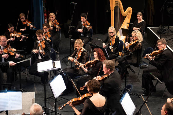 Orchester mit Instrumenten