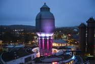 Beleuchteter ehemaliger Wasserturm im Alten Hüttenareal