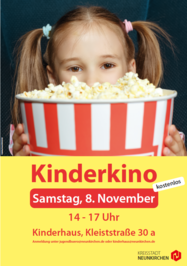 Mädchen mit Popcorn-Eimer