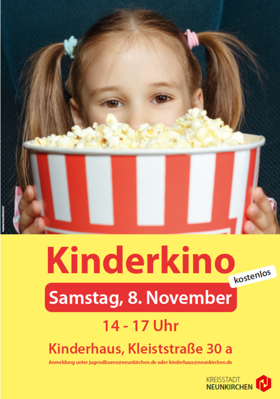 Mädchen mit Popcorn-Eimer