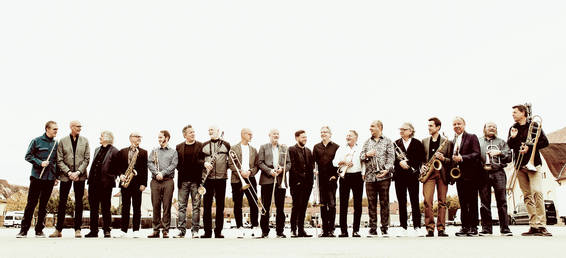 Orchester mit Musikinstrumenten